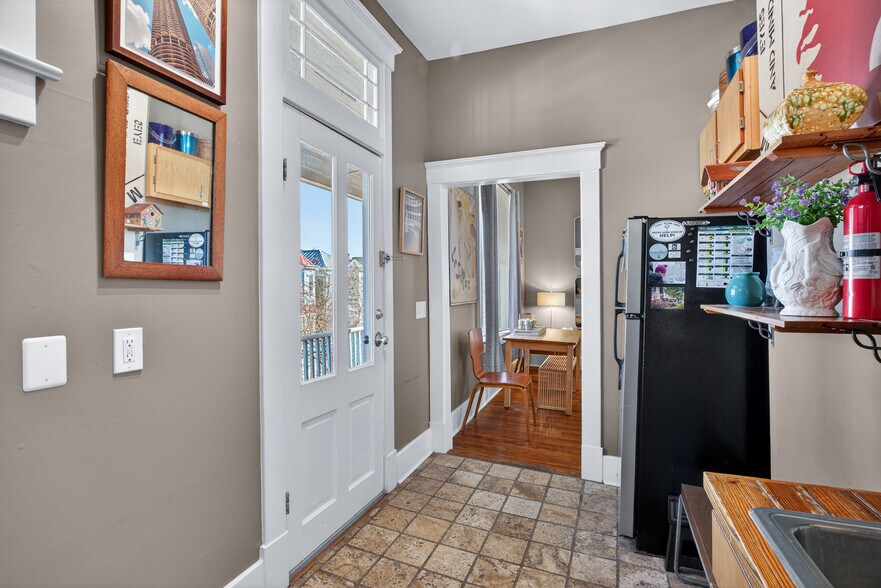 More Photos Of 11 E 41st St, Savannah Storefront Retail Residential For Sale