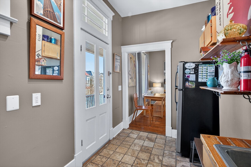 More Photos Of 11 E 41st St, Savannah Storefront Retail Residential For Sale