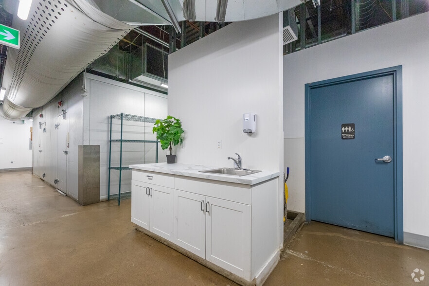 More Photos Of 545 Keele St, Toronto Warehouse For Lease