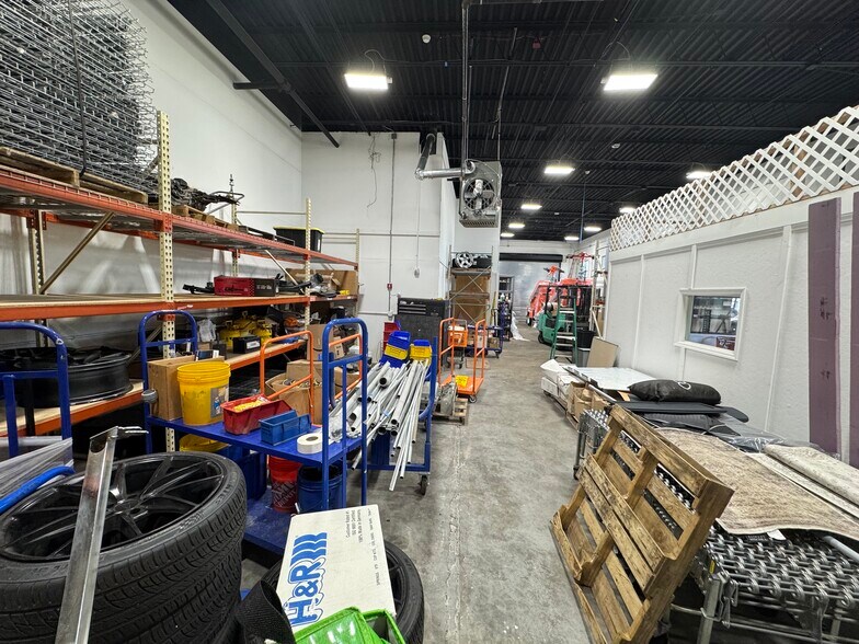 More Photos Of 980 Little East Neck Rd, West Babylon Showroom For Lease