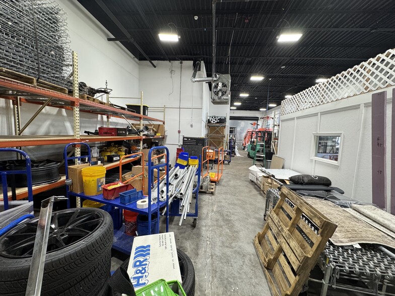 More Photos Of 980 Little East Neck Rd, West Babylon Showroom For Lease