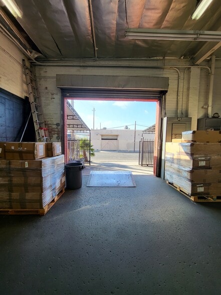 More Photos Of 219 E 32nd St, Los Angeles Warehouse For Lease
