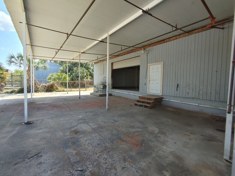 More Photos Of 715 5th St E, Bradenton Warehouse For Lease