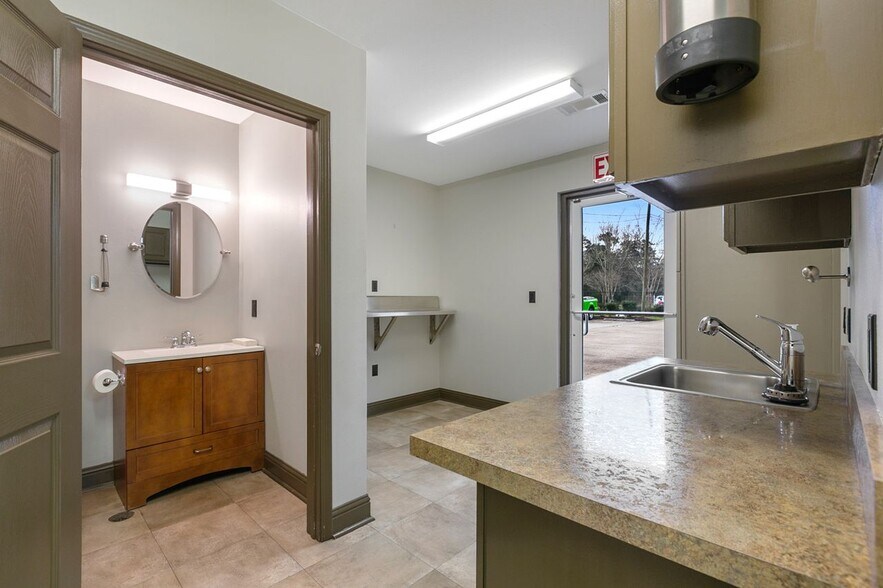More Photos Of 1226 Fremaux Ave, Slidell Distribution For Lease