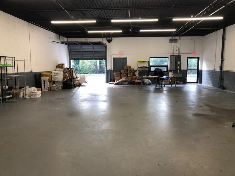 More Photos Of 599-601 Albany Ave, Amityville Warehouse For Lease