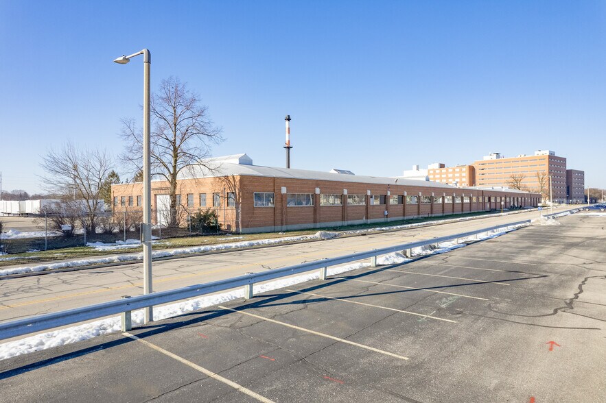 More Photos Of 702 Oscar ave, Madison Showroom For Sale