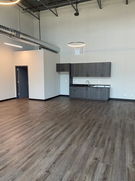 More Photos Of 5501 Adams St, Matteson Flex For Lease