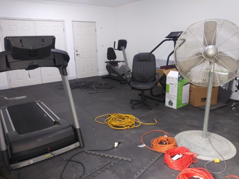 More Photos Of 5017 N Coolidge Dr, Tampa Warehouse For Sale