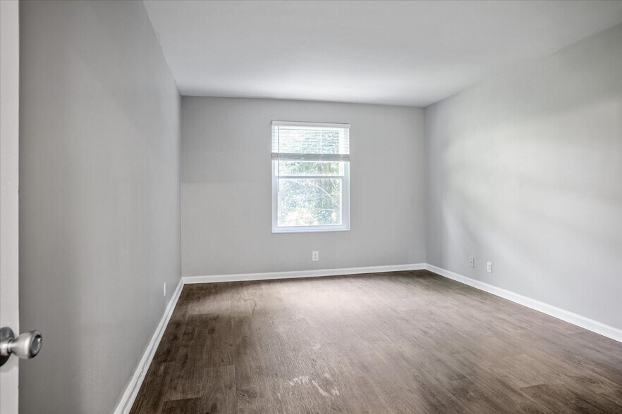More Photos Of 126 Walton Ferry Rd, Hendersonville Apartments For Sale
