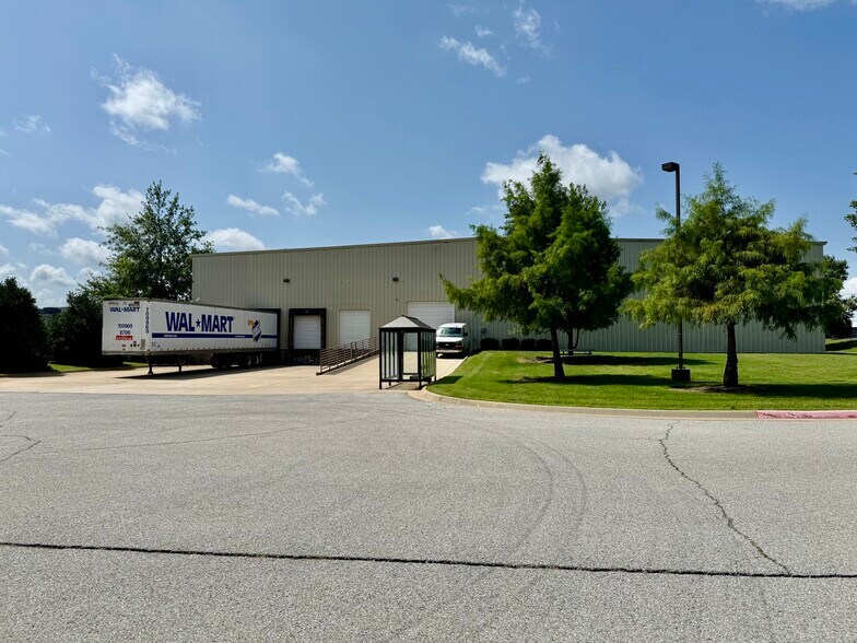 More Photos Of 2501 SE Otis Corley Dr, Bentonville Flex For Lease