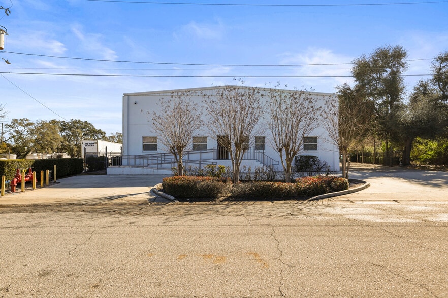 More Photos Of 1555 Sunshine Dr, Clearwater Warehouse For Sale