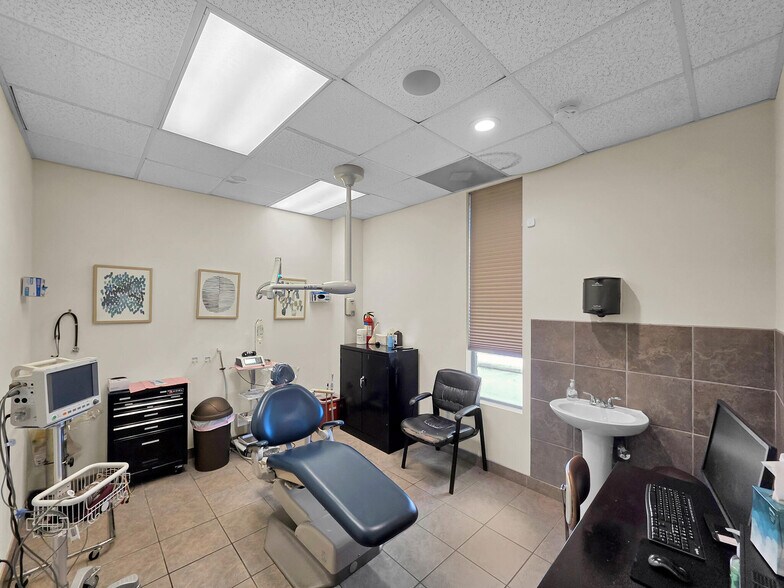 More Photos Of 6429 Fairmont Pky, Pasadena Office For Sale