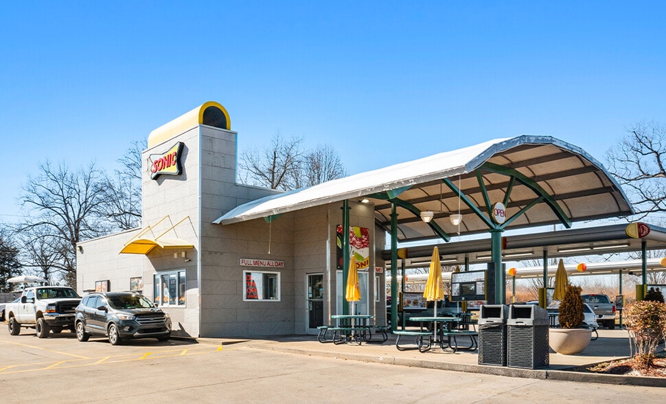 Primary Photo Of 2530 Highway 46 S, Dickson Fast Food For Sale