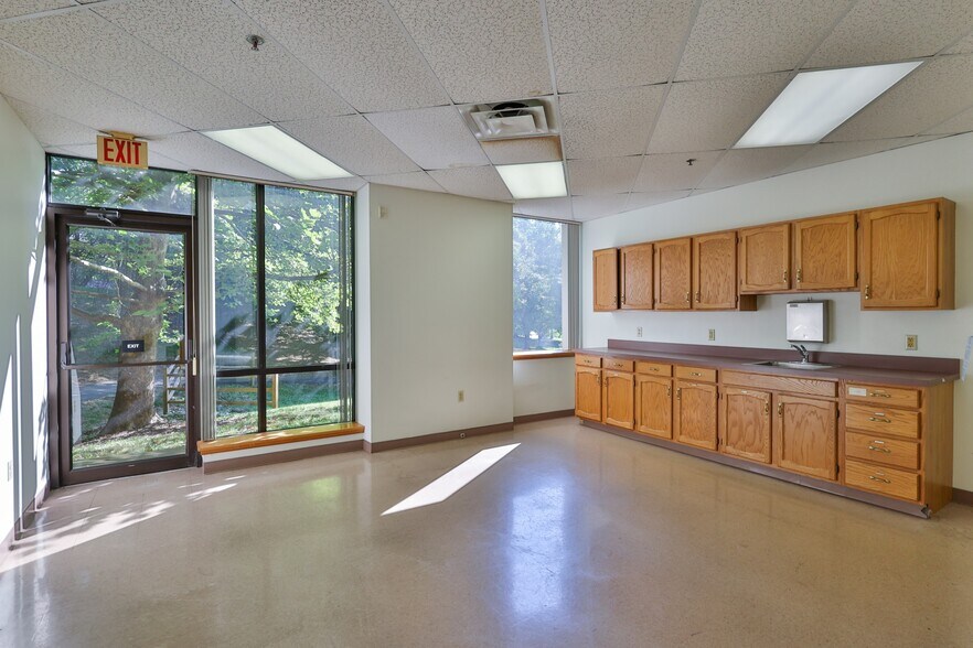 More Photos Of 1525 Valley Center Pky, Bethlehem Unknown For Lease
