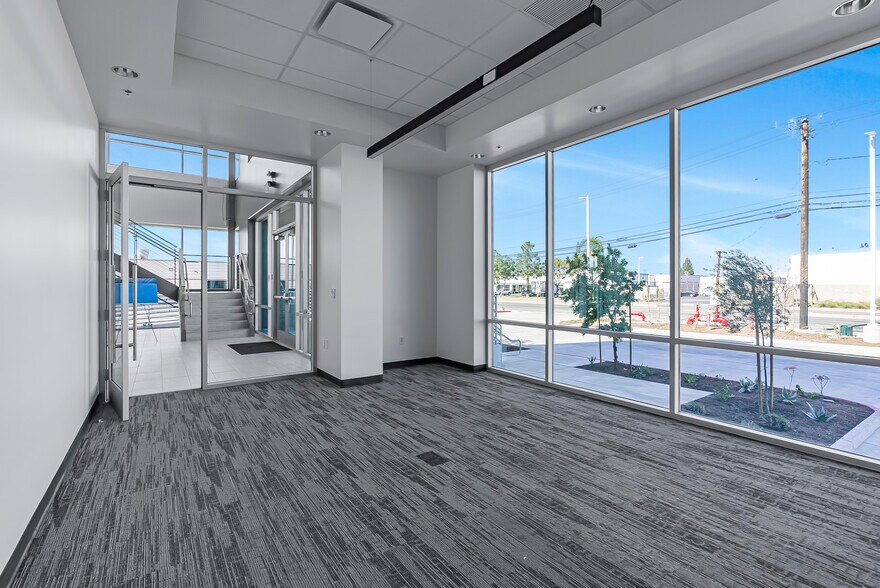 More Photos Of 300 E Dyer Rd, Santa Ana Warehouse For Lease