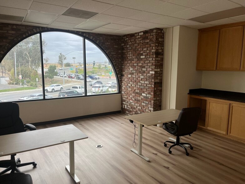 More Photos Of 3631 California Ave, Bakersfield Office For Lease