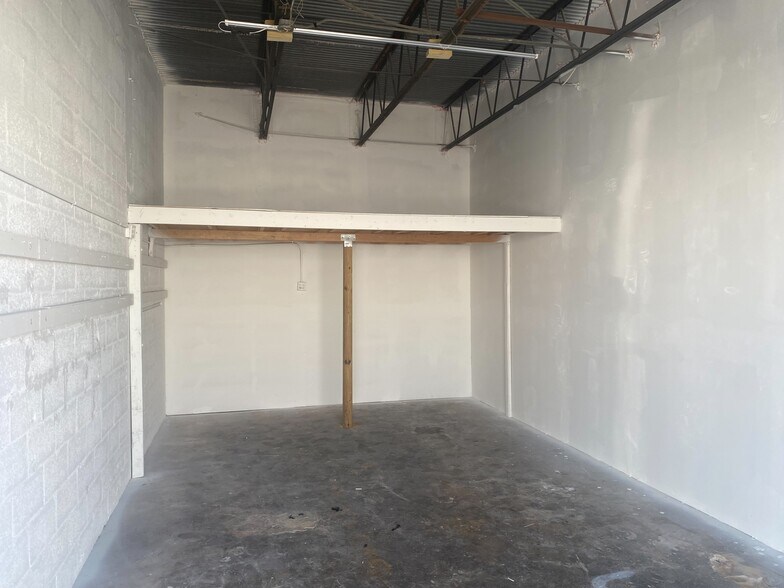 More Photos Of 4500-4560 N Dixie Hwy, Oakland Park Light Manufacturing For Lease