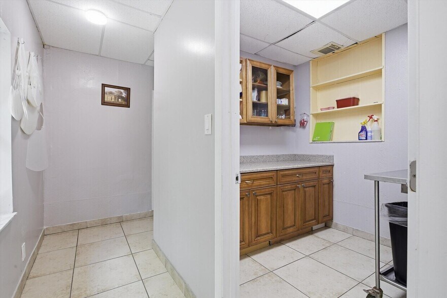 More Photos Of 3240 NW 7th St, Miami Office For Sale