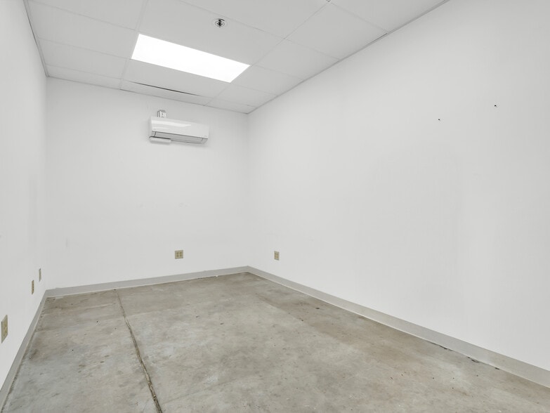 More Photos Of 5645 E Clinton Ave, Fresno Manufacturing For Lease