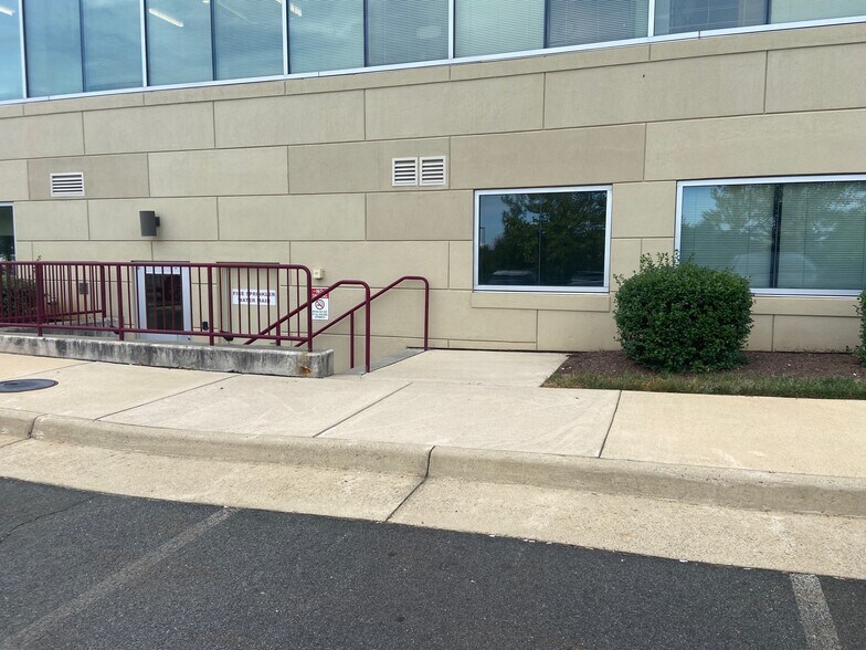 More Photos Of 19490 Sandridge Way, Leesburg Medical For Lease