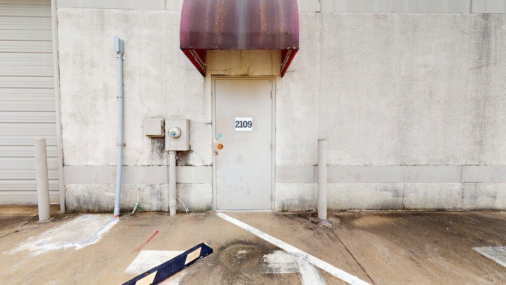 More Photos Of 2109 N Yellowood Ave, Broken Arrow Light Distribution For Lease