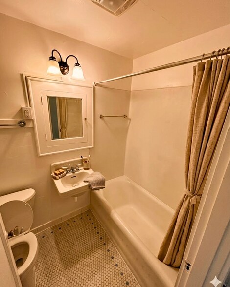 More Photos Of 4737 Brooklyn Ave NE, Seattle Apartments For Sale