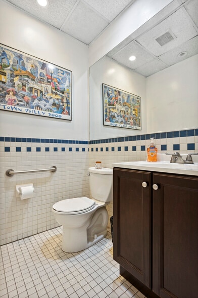 More Photos Of 2112 Walnut St, Philadelphia Office Residential For Sale