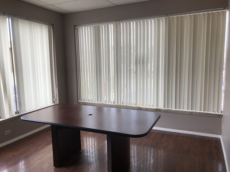 More Photos Of 220-320 Howard Ave, Des Plaines Light Distribution For Sale