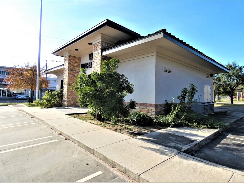 More Photos Of 300 N St Marys St, Beeville Bank For Sale