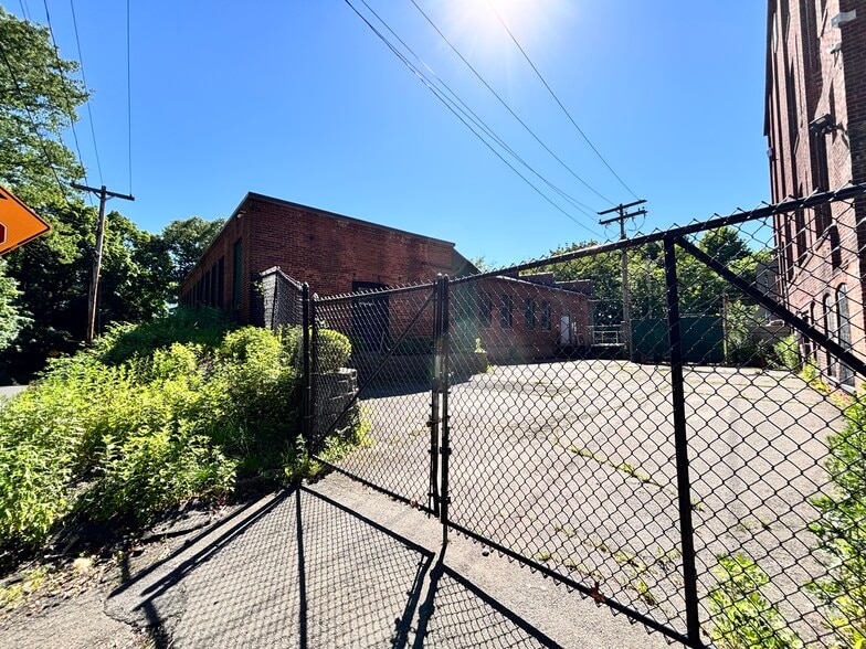 More Photos Of 30 Lenox St, New Haven Warehouse For Lease