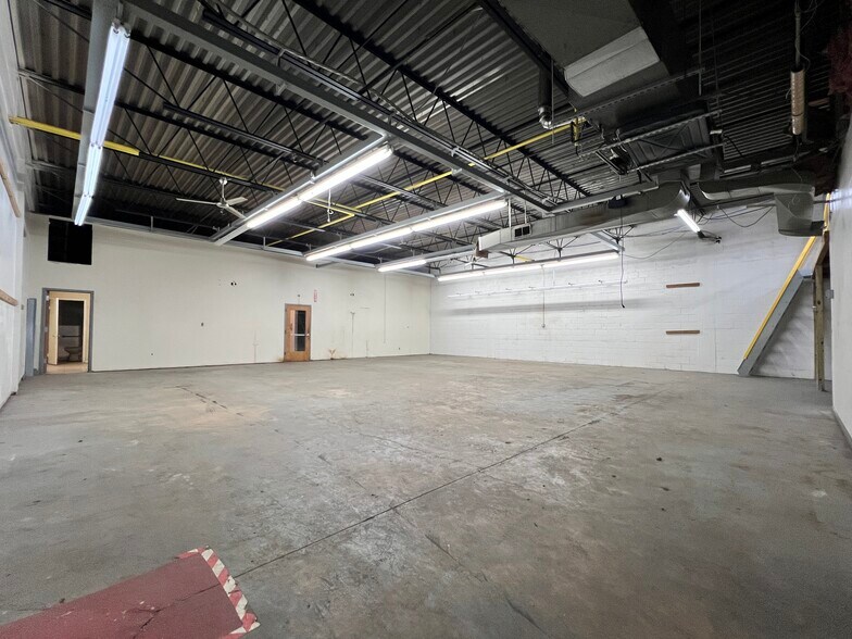 More Photos Of 299 Ridgedale Ave, East Hanover Warehouse For Lease