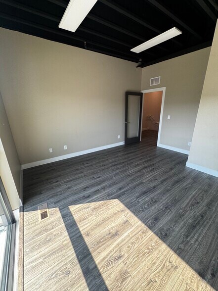 More Photos Of 4554 Forestdale Dr, Park City Light Manufacturing For Sale