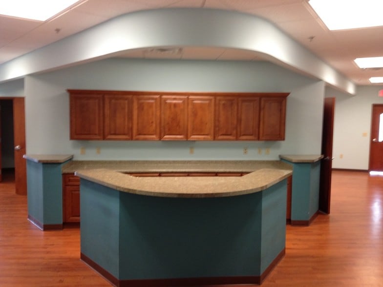 More Photos Of 7531-7569 Barnett Way, Powell General Retail For Lease