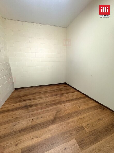 More Photos Of 18159-18161 Parthenia St, Northridge Freestanding For Lease
