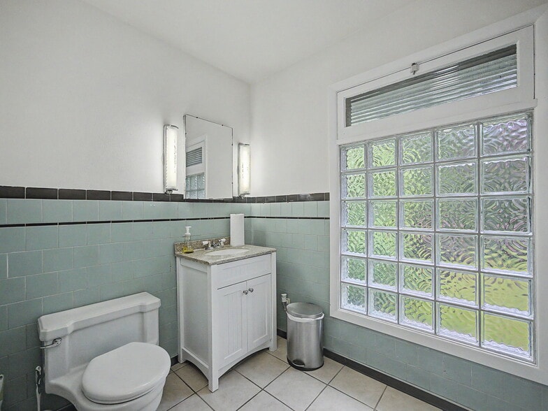 More Photos Of 10423 SE 23RD Ave, Portland Medical For Sale