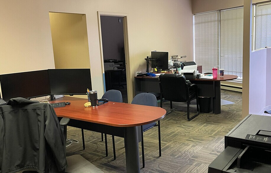 More Photos Of 170 Wyatt Rd, Winnipeg Showroom For Lease