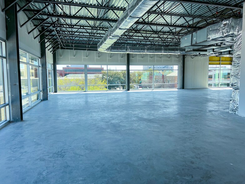 More Photos Of 400 W Davis St, Conroe Office For Lease