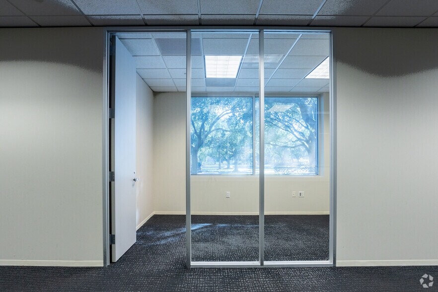 More Photos Of 1111-1113 Gillingham Ln, Sugar Land Distribution For Lease