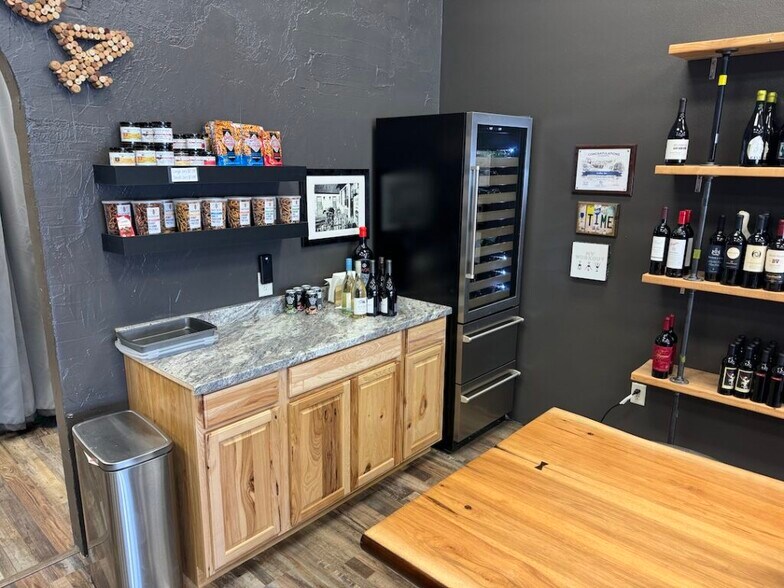 More Photos Of 720 S Highline Pl, Sioux Falls General Retail For Lease