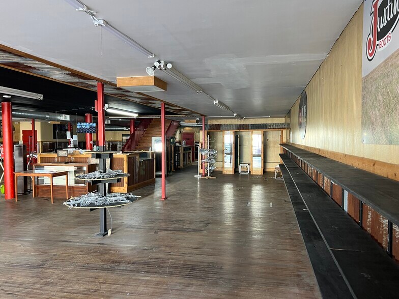 More Photos Of 110 E Chambers St, Cleburne General Retail For Sale