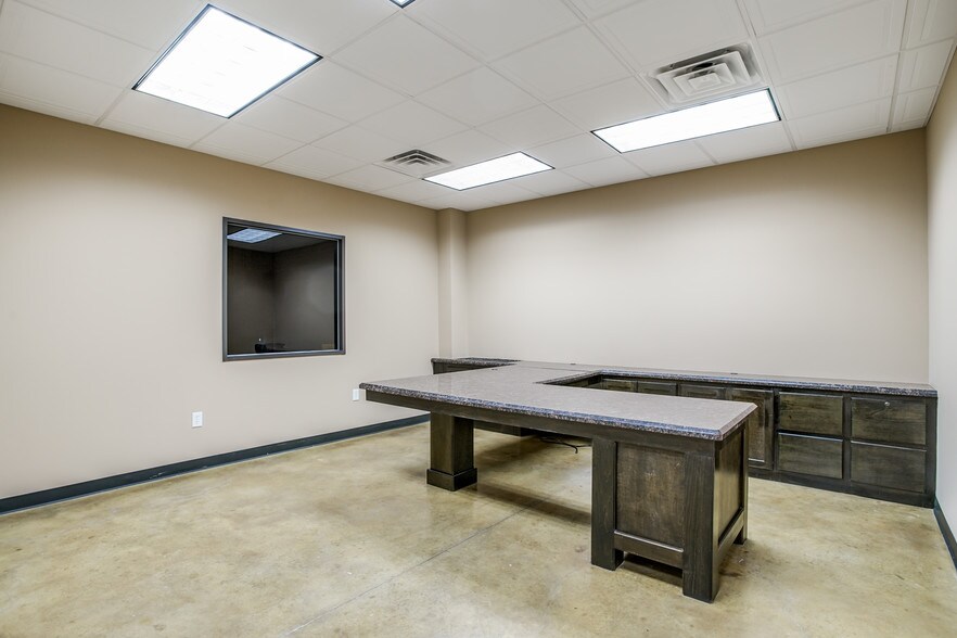 More Photos Of 15106 Chaplin St, Houston Warehouse For Lease