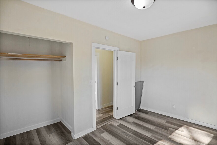 More Photos Of 1850 Easton Blvd, Des Moines Storefront Retail Residential For Sale