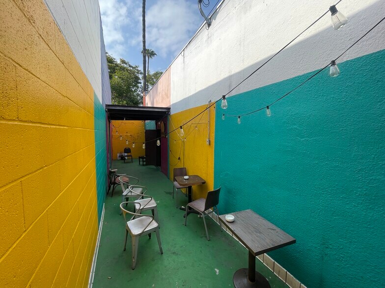 More Photos Of 8554 Washington Blvd, Culver City Bar For Sale