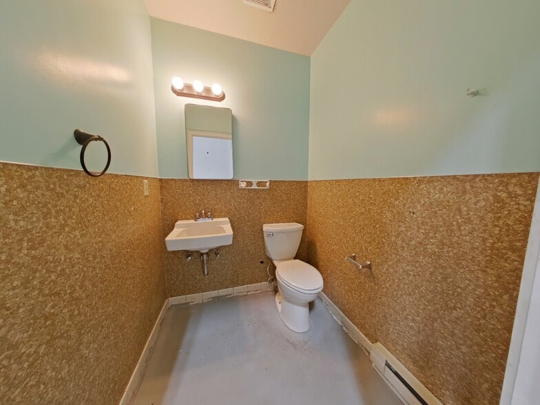 More Photos Of 28 W Q St, Springfield Industrial For Lease