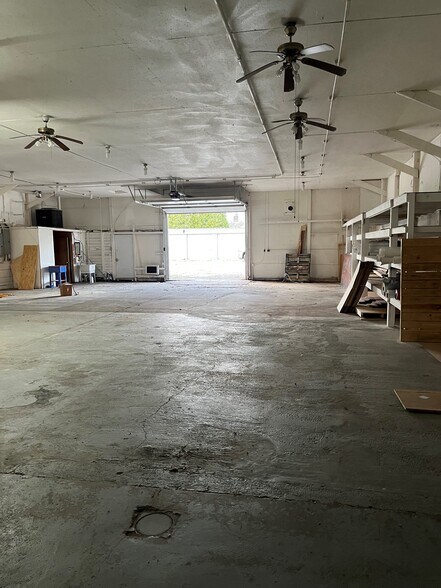 More Photos Of 204-206 E 3rd St, Brookston Showroom For Lease