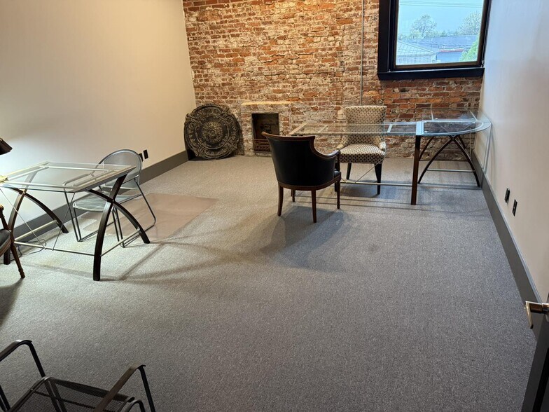 More Photos Of 209 S Wall St, Calhoun Storefront For Lease