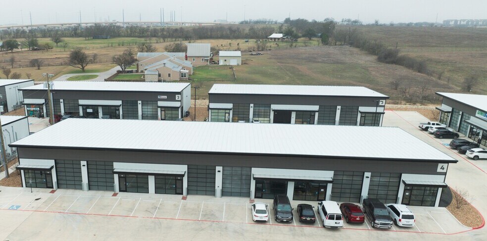 More Photos Of 19832 Panther Dr, Pflugerville Showroom For Lease