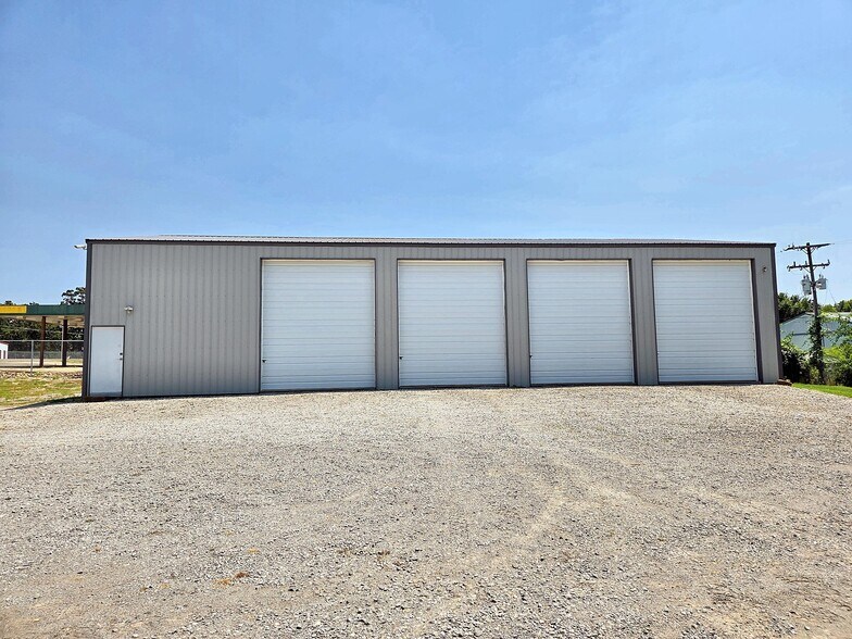 More Photos Of 33774 Highway 51, Wagoner Showroom For Lease