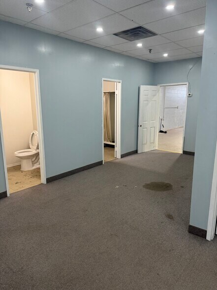 More Photos Of 2455 Cawthra Rd, Mississauga Light Distribution For Lease