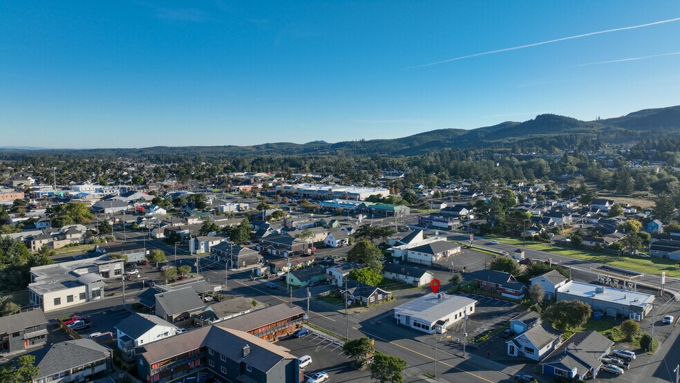 More Photos Of 809 S Holladay Dr, Seaside Showroom For Sale